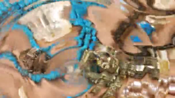 Perhiasan Yang Terbuat Dari Batu Mulia Dan Mutiara Pada Latar — Stok Video