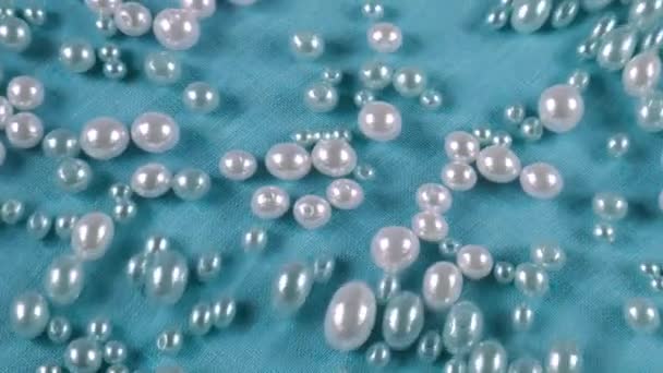 Perlas Blancas Azules Sobre Fondo Azul Bajo Agua Ondas Superficie — Vídeos de Stock
