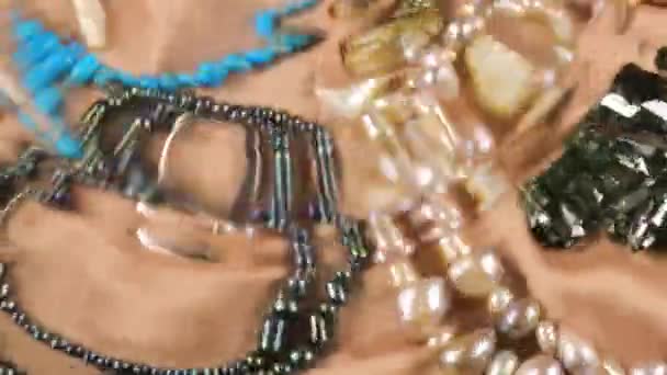 Joyería Hecha Piedras Preciosas Perlas Sobre Fondo Seda Beige Bajo — Vídeos de Stock