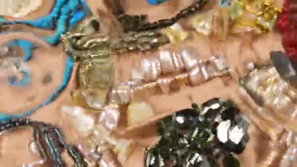 Smycken Tillverkade Ädelstenar Och Pärlor Beige Silke Bakgrund Vatten Droppar — Stockvideo