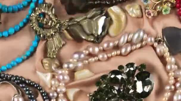 珠宝由宝石和珍珠制成 背景为米黄色 水下丝质 清澈水面上的裂痕 — 图库视频影像