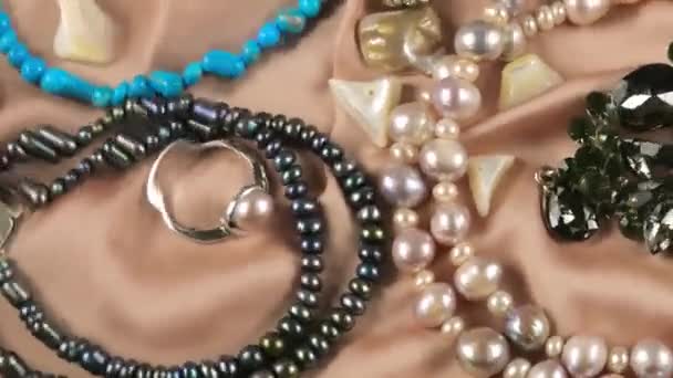 Joyería Hecha Piedras Preciosas Perlas Sobre Fondo Seda Beige Bajo — Vídeo de stock