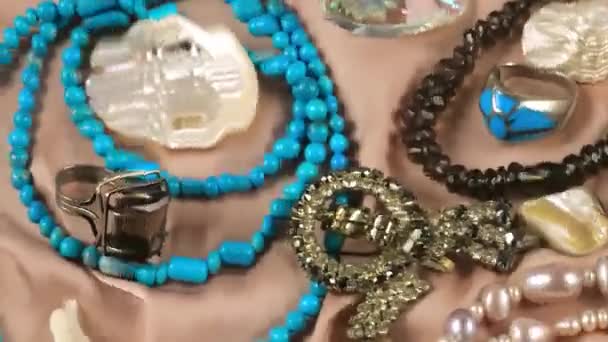 Gioielli Fatti Pietre Preziose Perle Uno Sfondo Seta Beige Sott — Video Stock