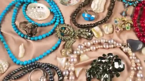 Biżuteria Wykonana Kamieni Szlachetnych Pereł Beżowym Jedwabnym Tle Pod Wodą — Wideo stockowe