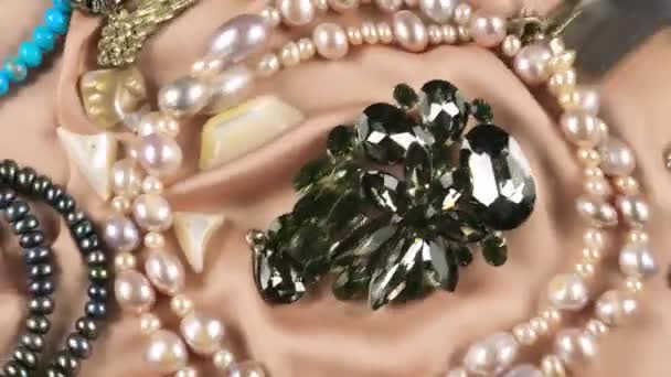 Biżuteria Wykonana Kamieni Szlachetnych Pereł Beżowym Jedwabnym Tle Pod Wodą — Wideo stockowe