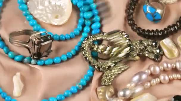 Smycken Tillverkade Ädelstenar Och Pärlor Beige Silke Bakgrund Vatten Ringar — Stockvideo