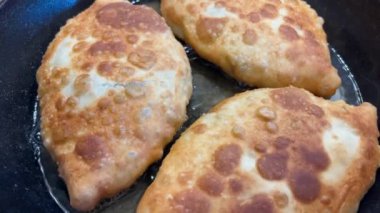 Turtalar kızartma tavasında yağda kızartılıp bir tabağa konuyor..