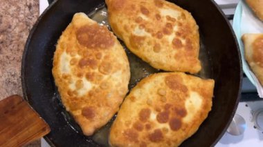 Turtalar kızartma tavasında yağda kızartılıp bir tabağa konuyor..