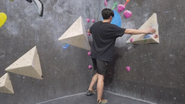 Grimpeur Asiatique Escaladant Mur Blocs Salle Fitness Exercice Amusant Activité — Video