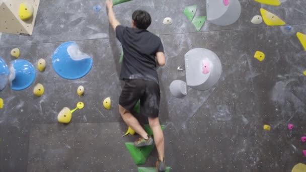 Ασιάτης Ορειβάτης Σκαρφαλώνει Στον Εξωτερικό Τοίχο Του Γυμναστηρίου Διασκέδαση Ενεργητική — Αρχείο Βίντεο