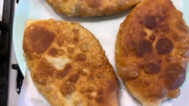 Turtalar kızartma tavasında yağda kızartılıp bir tabağa konuyor..