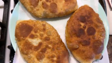 Turtalar kızartma tavasında yağda kızartılıp bir tabağa konuyor..