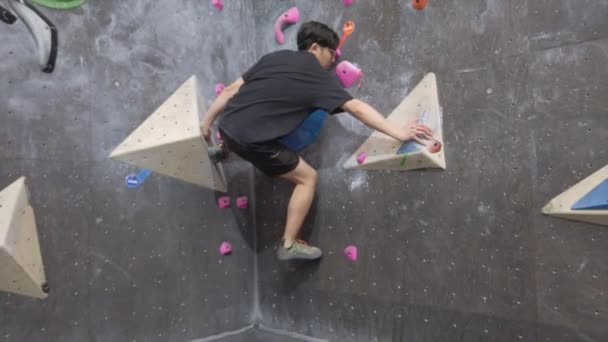 Ασιάτης Ορειβάτης Σκαρφαλώνει Στον Εξωτερικό Τοίχο Του Γυμναστηρίου Διασκέδαση Ενεργητική — Αρχείο Βίντεο