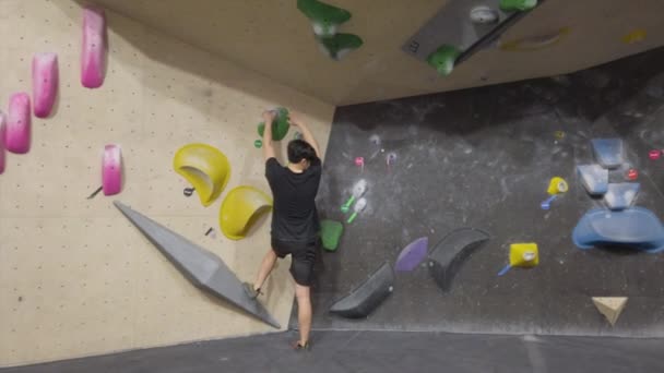 Aziatisch Klimmer Man Klimmen Buiten Bouldering Muur Fitnessruimte Leuke Actieve — Stockvideo