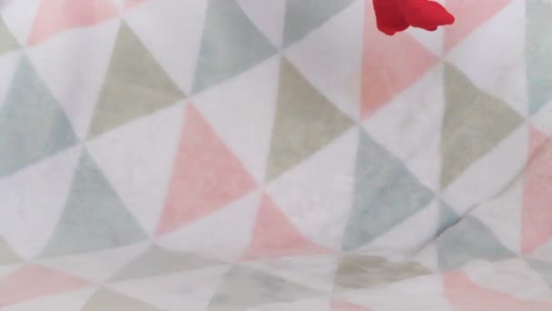 Фаршированный Пушистый Плюшевый Игрушечный Аист Падает Мягкое Детское Одеяло Медленное — стоковое видео