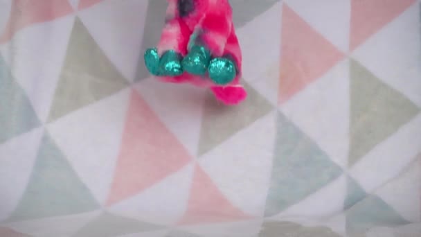 Peluche Peluche Relleno Esponjoso Unicornio Rosa Cae Sobre Una Manta — Vídeo de stock