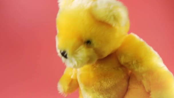 Stoff Und Flauschiger Teddybär Tanzt Auf Rosa Hintergrund — Stockvideo