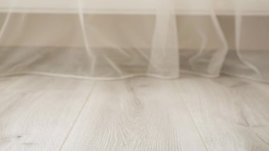 Doldurulmuş ve pofuduk oyuncak koala lamine zemine düşüyor. Yavaş çekim.