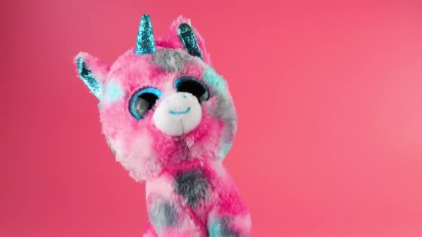 Stuffed Fofo Pelúcia Brinquedo Rosa Unicórnio Saudação Fundo Rosa — Vídeo de Stock