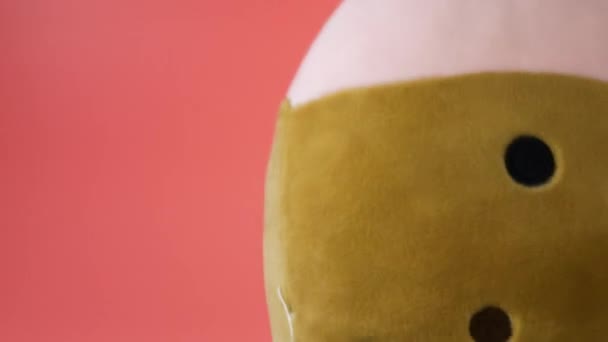 Фарширована Пухнаста Іграшкова Подушка Грає Танцює Рожевому Фоні — стокове відео