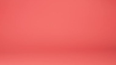 Doldurulmuş ve pofuduk peluş oyuncak leylek pembe arka plana düşer. Yavaş çekim.