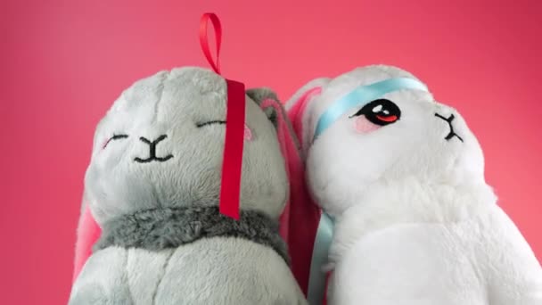 Фаршированные Пушистые Игрушки Серые Белые Кролики Играют Танцуют Розовом Фоне — стоковое видео