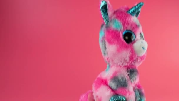 Wypchane Puszyste Pluszowe Zabawki Różowy Jednorożec Gry Tańca Różowym Tle — Wideo stockowe