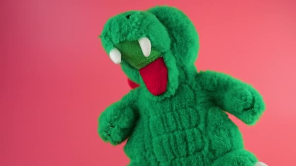 Γεμιστά Και Χνουδωτά Βελούδινα Παιχνίδι Πράσινο Δράκο Χαιρετισμό Ένα Ροζ — Αρχείο Βίντεο