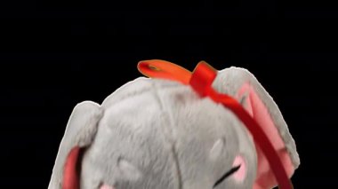 Doldurulmuş ve pofuduk oyuncak gri tavşan selamı. Alfa kanalı dahil.