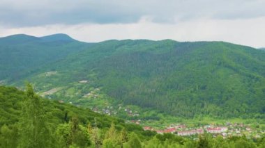 Dağların, ormanın, yazın vadilerin panoramik manzarası.