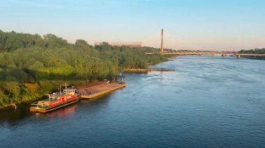 Varşova 'daki Swietokrzyski Köprüsü. Polonya. Köprü ve Vistula Nehri manzarası. Mavna iskelede park halinde..