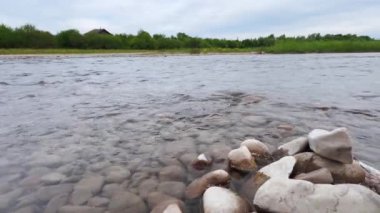 Kayalık dibi ve berrak suyu olan sığ bir dağ nehri..