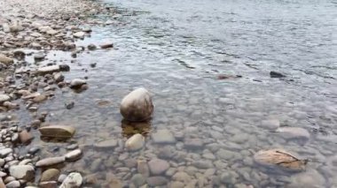 Kayalık dibi ve berrak suyu olan sığ bir dağ nehri..