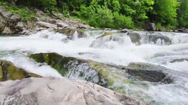 Fırtınalı su akıntıları ve dağ nehri şelaleleri..