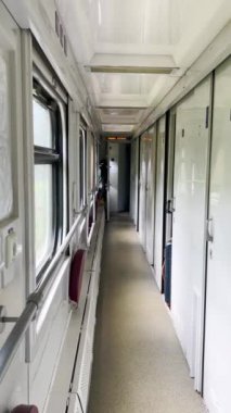 Yolculuk sırasında bir tren vagonunda çekim yapmak. Dikey video.