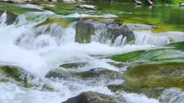 Fırtınalı su akıntıları ve dağ nehri şelaleleri..