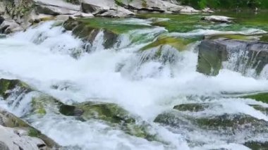 Fırtınalı su akıntıları ve dağ nehri şelaleleri..