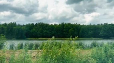 Göldeki balıkçılar balıkçılıkla meşgul..