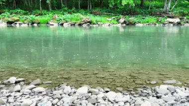 Yağmur sırasında bir dağ nehrinde su akar..