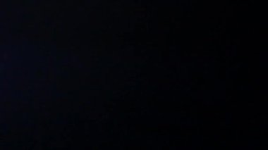 Gece gökyüzünde şimşekler çakar gök gürültüsü bulutları arasında.