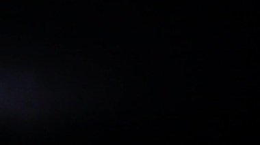 Gece gökyüzünde şimşekler çakar gök gürültüsü bulutları arasında.