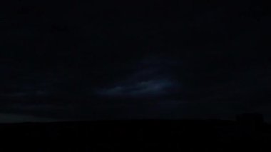 Gece gökyüzünde şimşekler çakar gök gürültüsü bulutları arasında.