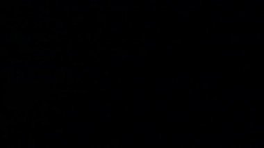 Gece gökyüzünde şimşekler çakar gök gürültüsü bulutları arasında.