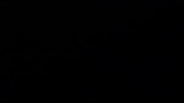 Gece gökyüzünde şimşekler çakar gök gürültüsü bulutları arasında.