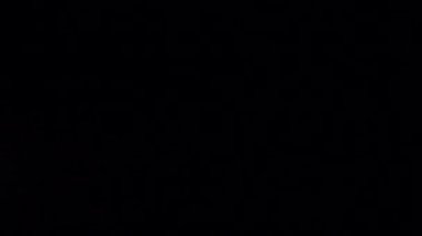 Gece gökyüzünde şimşekler çakar gök gürültüsü bulutları arasında.
