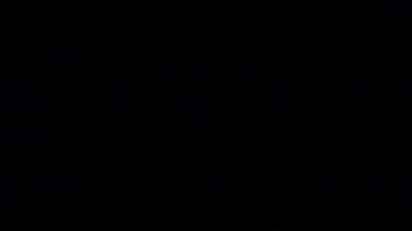 Gece gökyüzünde şimşekler çakar gök gürültüsü bulutları arasında.