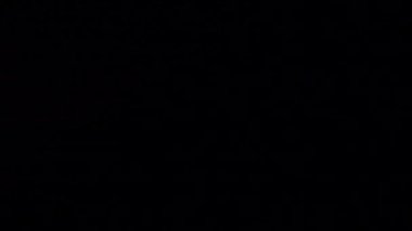 Gece gökyüzünde şimşekler çakar gök gürültüsü bulutları arasında.