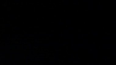 Gece gökyüzünde şimşekler çakar gök gürültüsü bulutları arasında.