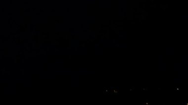 Gece gökyüzünde şimşekler çakar gök gürültüsü bulutları arasında.