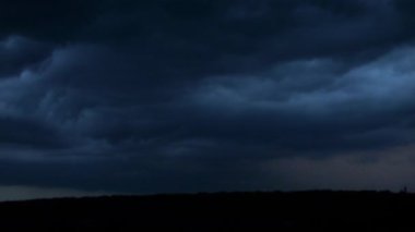 Gece gökyüzünde şimşekler çakar gök gürültüsü bulutları arasında.
